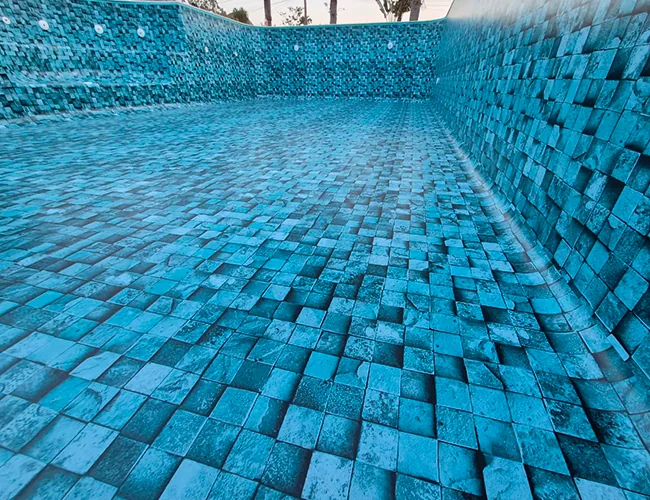 Piscina vazia recém revestida com vinil de estampa em cubos 3D