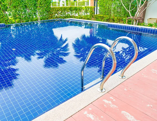 Piscina com escada de inox e vinil azul royal