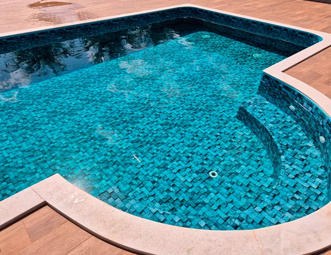Piscina com escada de alvenaria revestida em vinil de pastilha azul