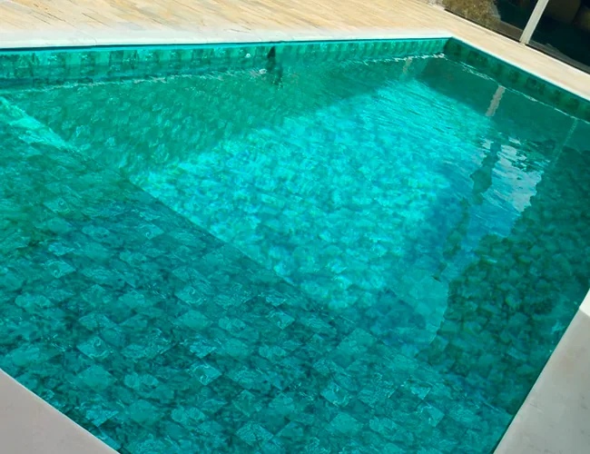 Piscina com vinil de tom verde-água e borda clara